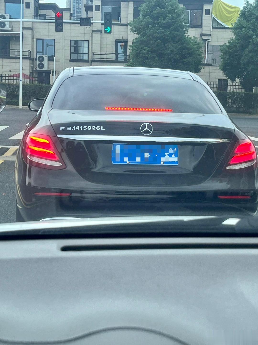 这款奔驰我喜欢，看尾标应该是进口的新款…… ​​​