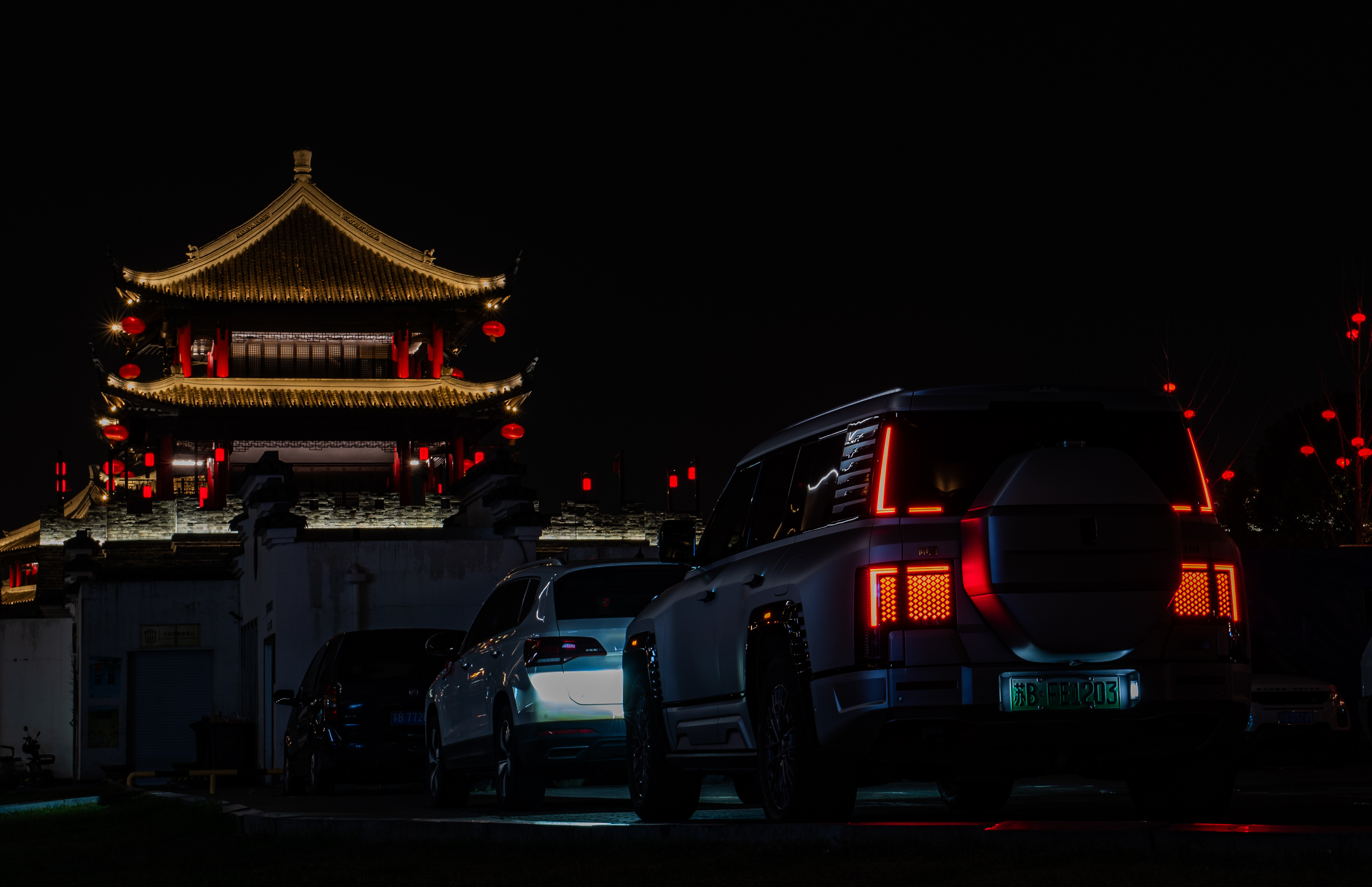 梅里夜，U8行。红灯笼是时光的注脚，车轮是向前的答案。仰望比亚迪