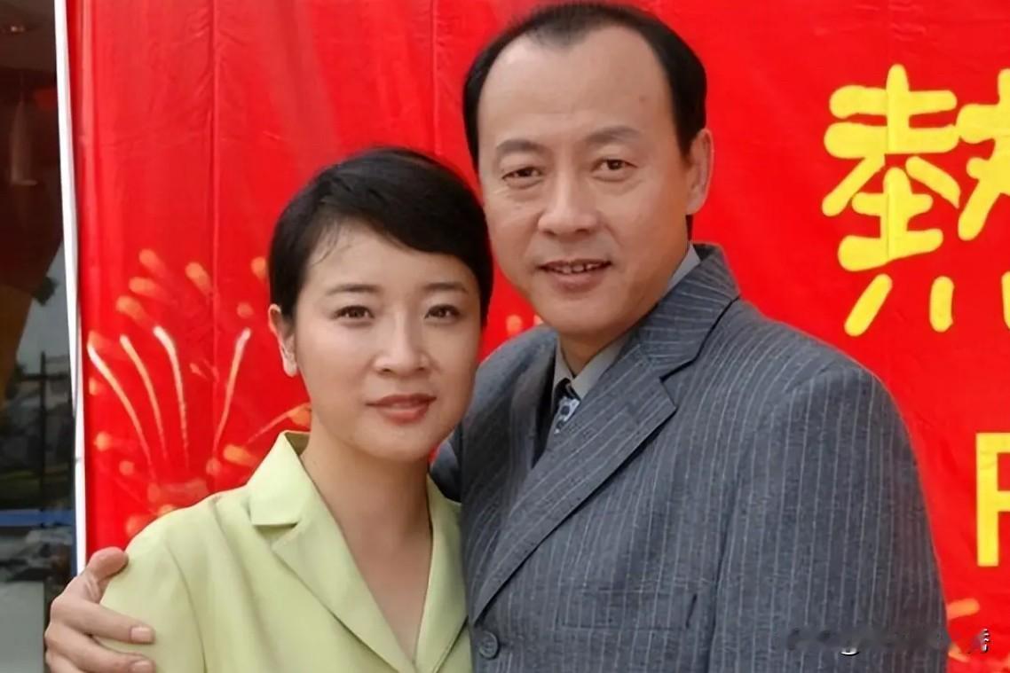 国家一级演员，专攻“斯文反差”配角，戏红人不红，很多人叫不上名字来！

搂着陈小