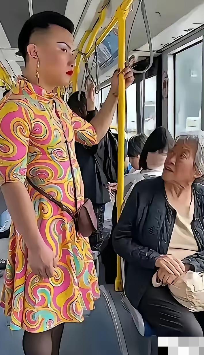 我的天呀！这打扮直接把旁边大妈吓傻了，七尺男儿穿成这样，到底是何方神圣？
 
真