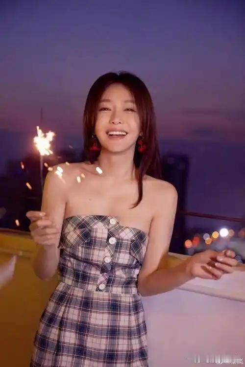 秦岚这简约穿搭真优雅，气质身材都太棒了。 ​​​