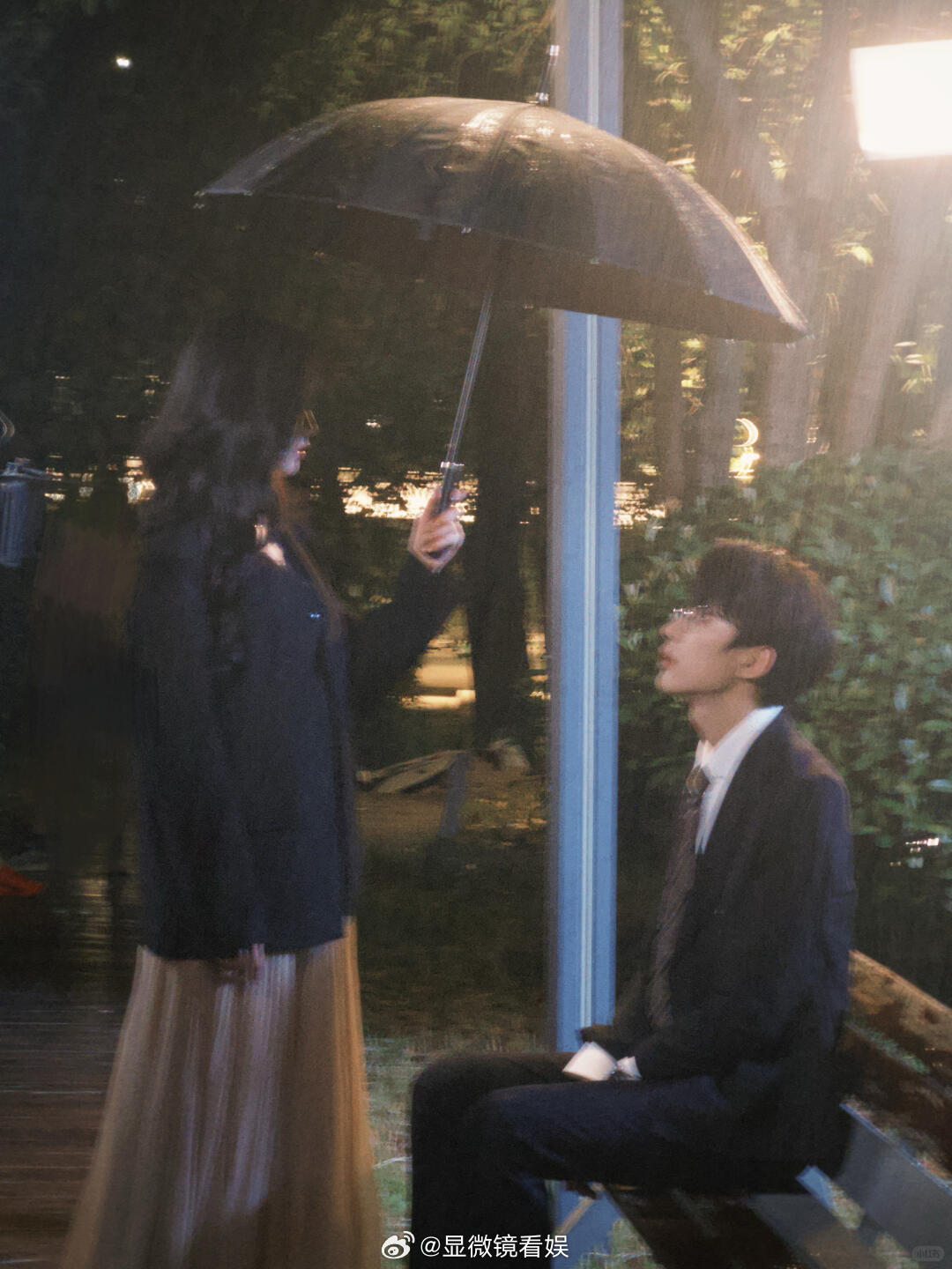 张翅穿得帅帅的被骗得惨惨的张翅回复假吴添豪 粉丝集体伪装成艺人团建评论区，帅气营