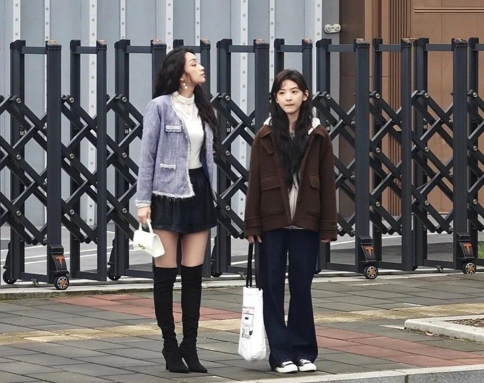 章若楠这个穿搭被女二秒的很彻底 ​​​