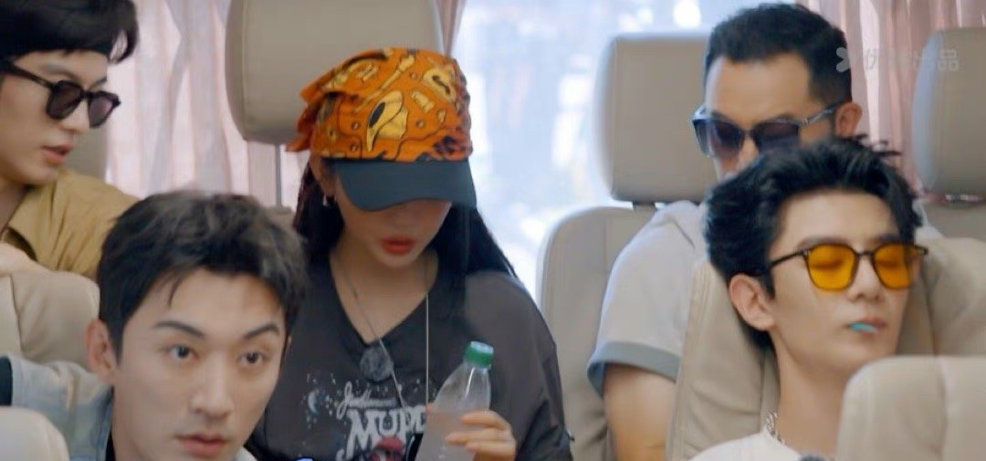 #杨超越红温了#看到超越妹妹小脸被热的通红的，十几个人挤在一辆刚刚被暴晒过的大巴