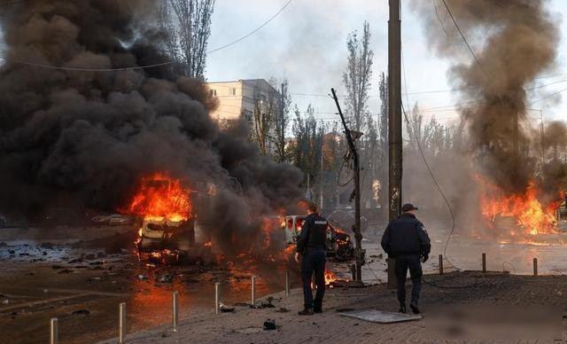 美军发工资靠3票险胜，伊朗一架无人机拍下航母秘密，中东盟友悄悄关了门

2月3日