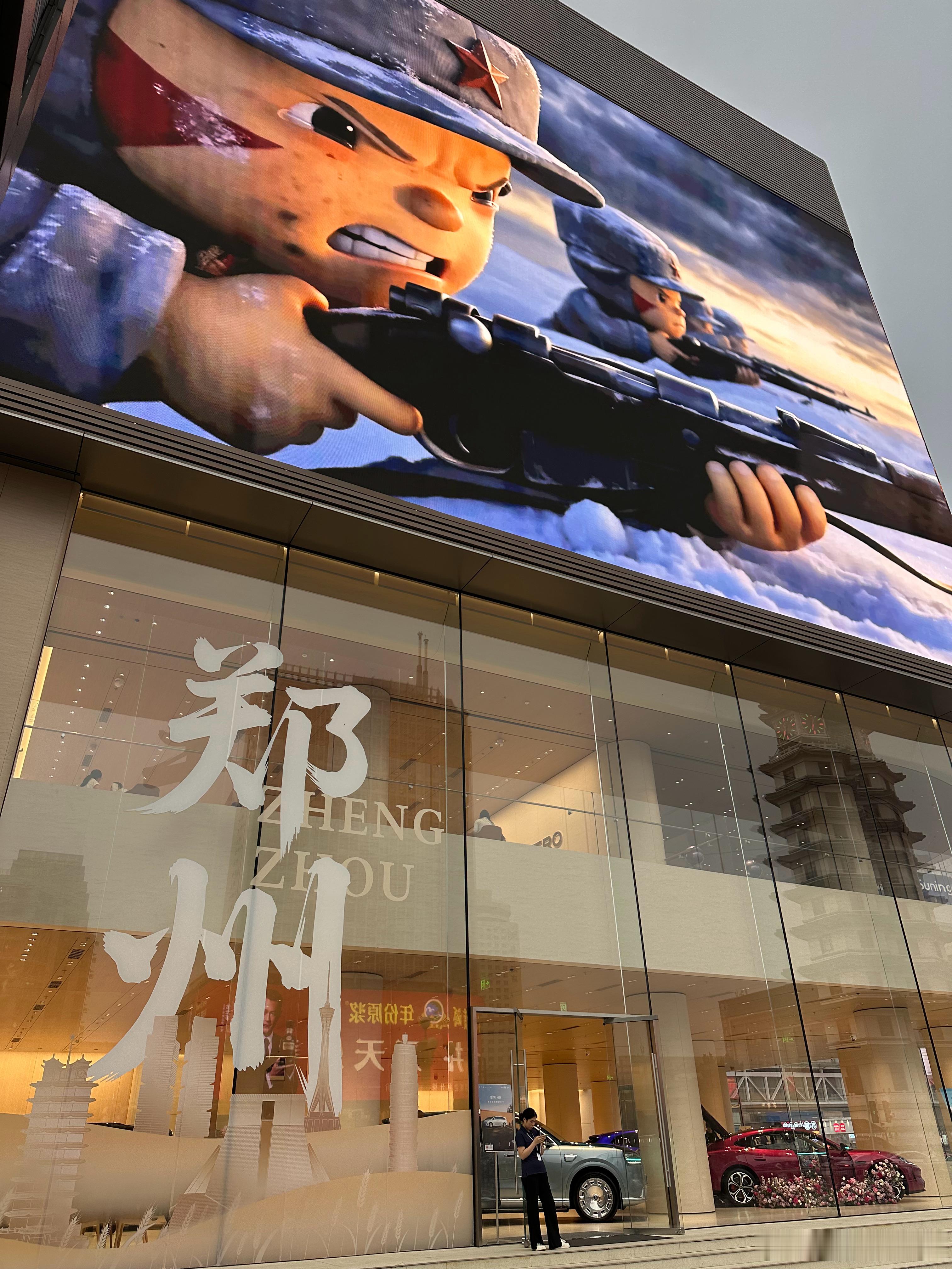 不夸张，除了在深圳我还没亲眼见过这么嚣张的华为店，二七广场仿佛像村里来了一位慕容