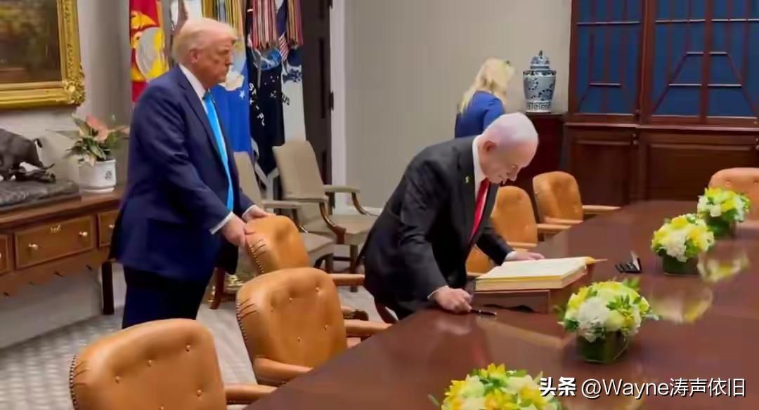 你敢相信吗，一个全球扛把子，居然屈尊为另一个弹丸小国的总理推椅子！这种巨大的反差