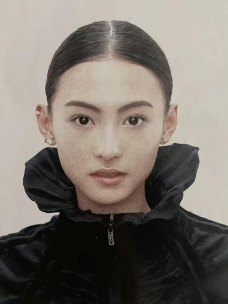 张柏芝应该没有修眉画眉的烦恼吧
眉毛真浓密，她曾说化妆只需三分钟
用牙刷刷眉毛，