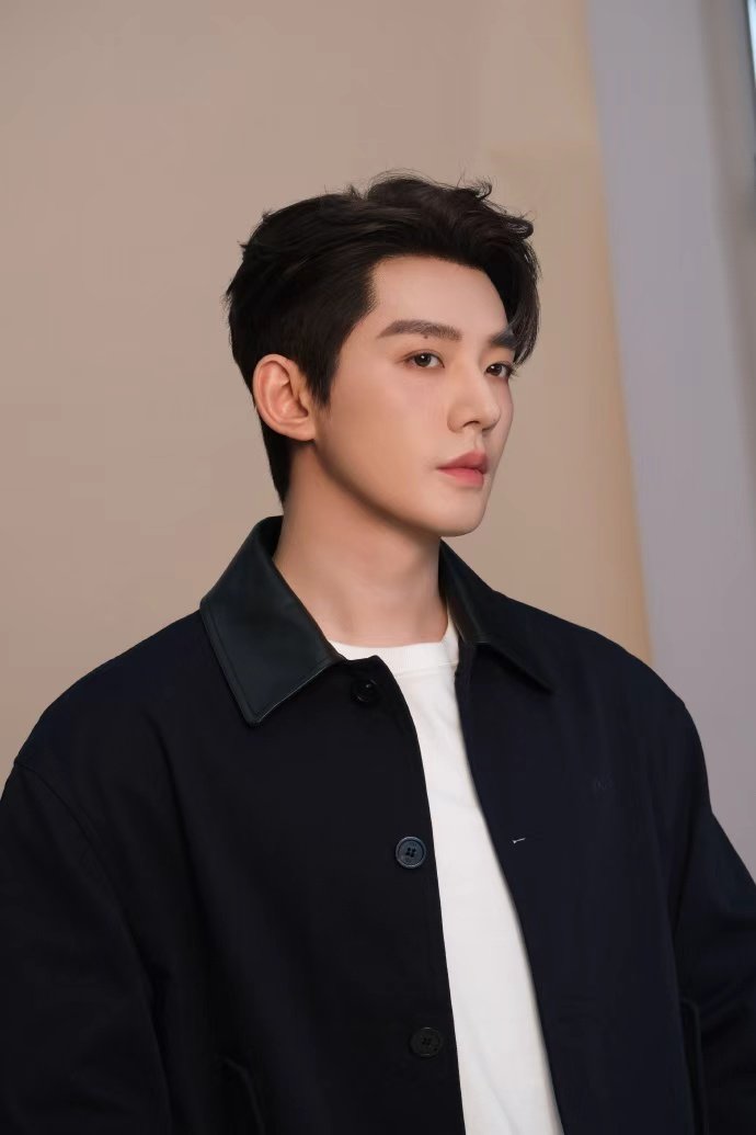 邓为与春日同频 邓为春日牛仔look  邓为春日牛仔look，以色彩开场，与春日