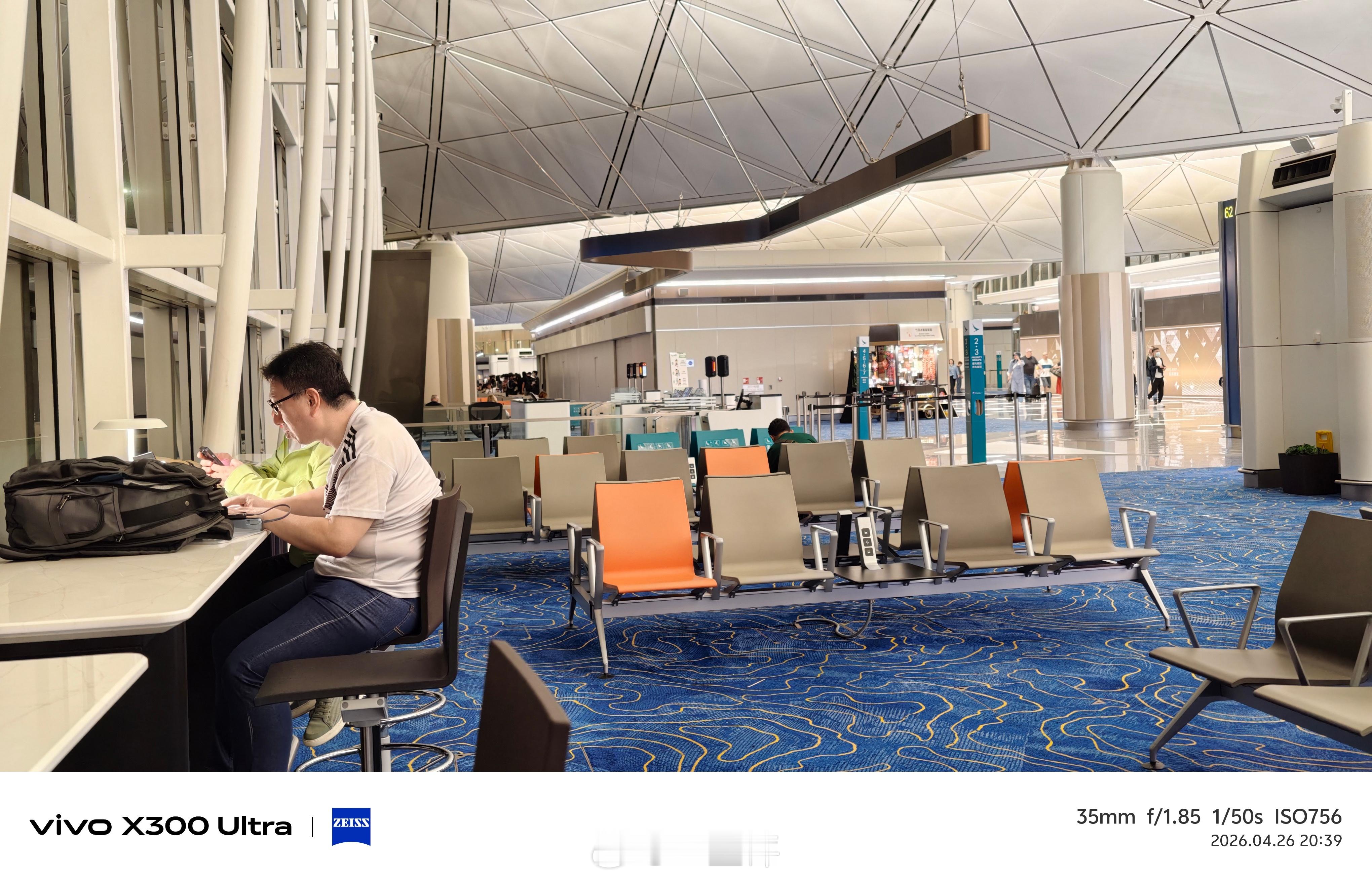 第三次来香港，这次是转机，香港机场的设施看着还不错，还有可以办公的桌子，可惜只提