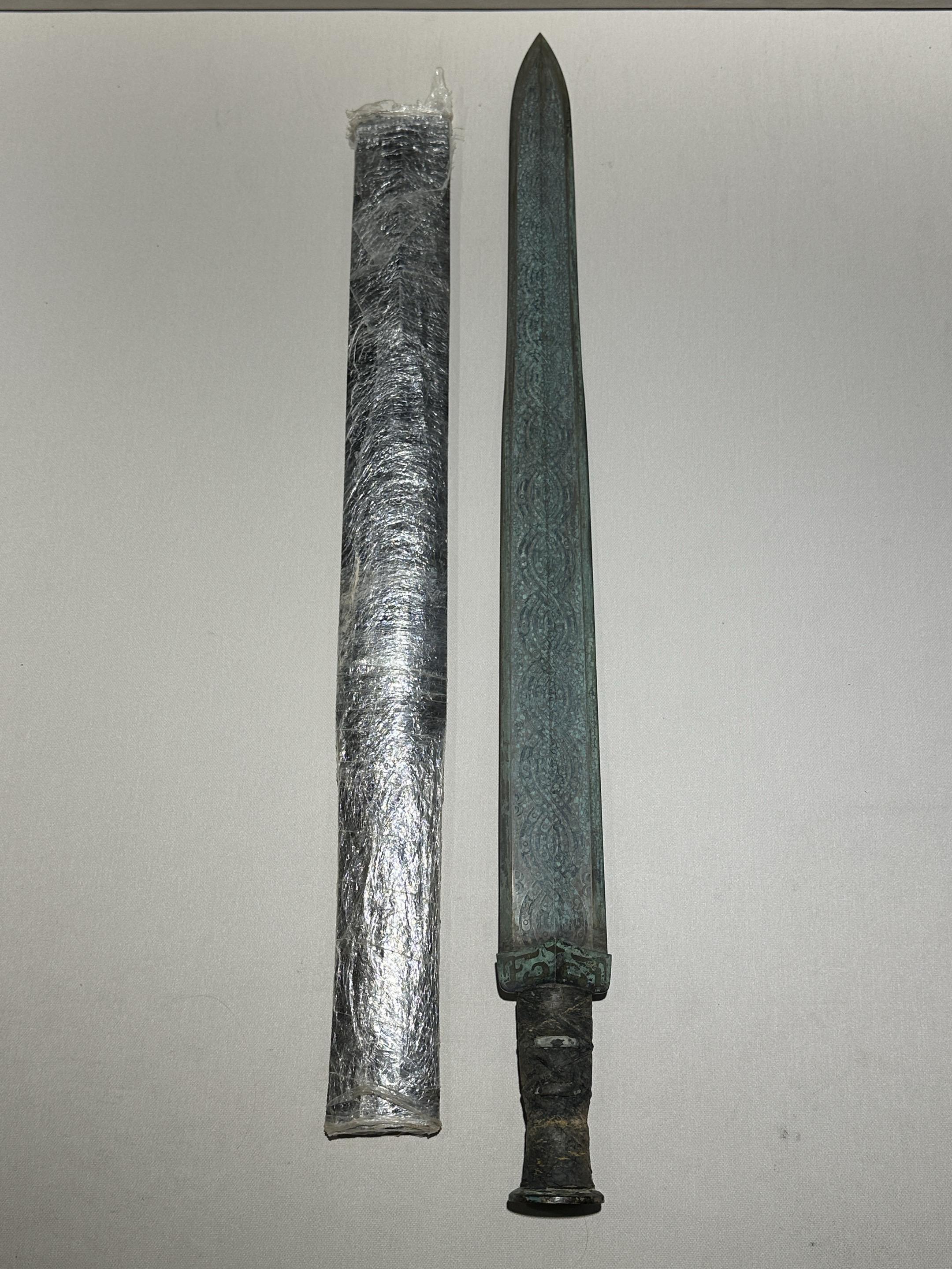 青铜剑。它与越王勾践剑形制、工艺极为相似，全长60厘米，剑身满布暗纹...