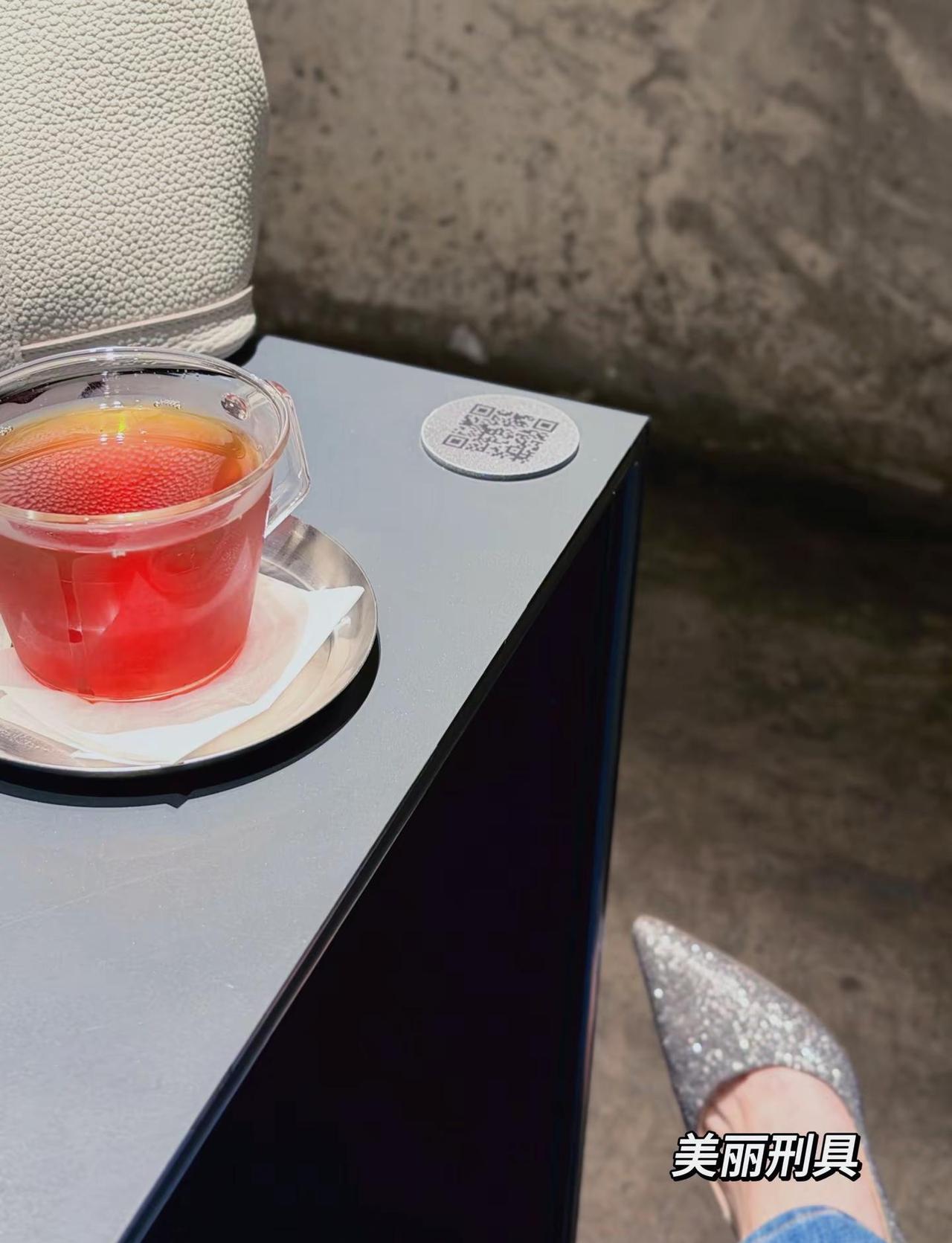 小时候想当公主 现在只想做个女巫🦹‍♀️一个人住在小木屋 谁惹我就毒死谁不算v