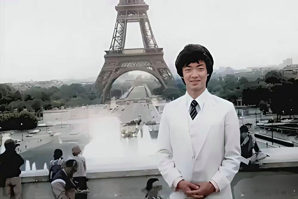 这是金星变性前的最后一张男儿身照片，几个月后他接受了手术。​​​仅退款 AI图 