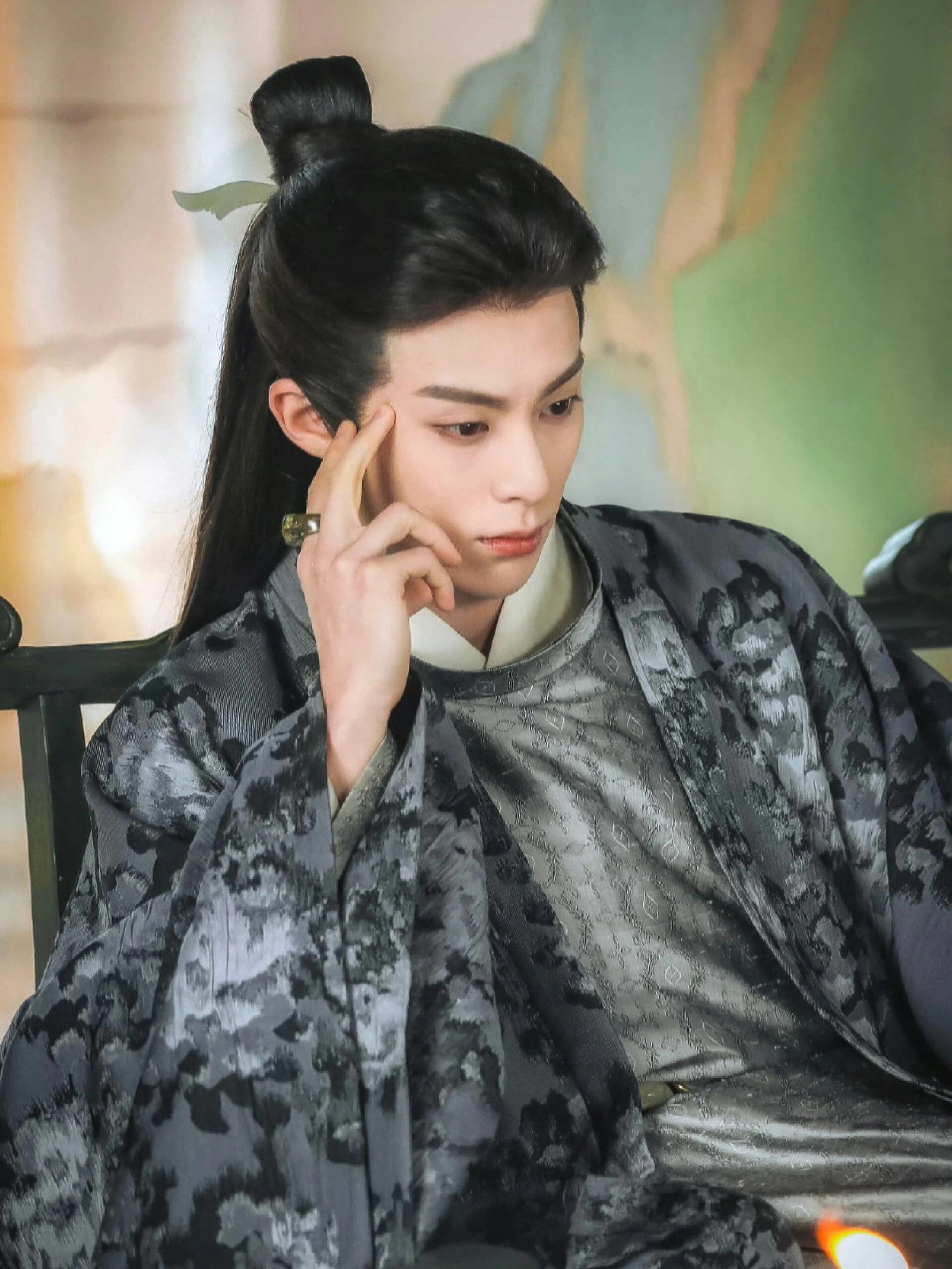 王鹤棣首部优酷独播剧王鹤棣剧宣第一天就告状不管古偶还是现偶都有出圈作品，《黑夜故