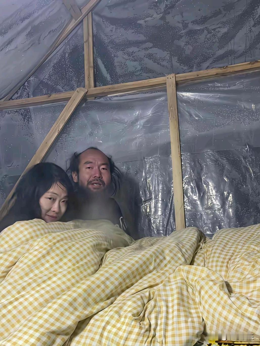 这女人看上了男的那里了，她头上光秃满嘴胡子，一看就像黑旋风李逵似的，看着不起眼的