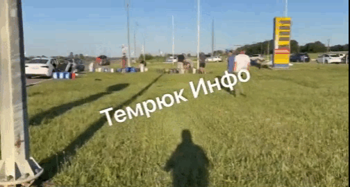 俄罗斯汽油短缺，出现了一群倒爷。在俄克拉斯诺达尔边疆区特姆柳克的库尔昌斯卡亚绕城
