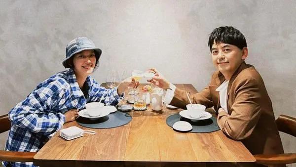 她真的好可怜，结婚才5年就离婚了。
 
2022年5月生下女儿黄玉米，当时全家还