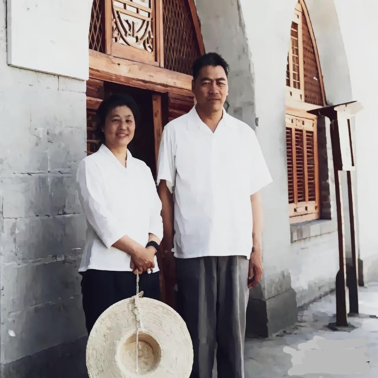 建国后，张宗逊将军携夫人再一次来延安的窑洞前，回首那些永远难忘的烽火岁月…