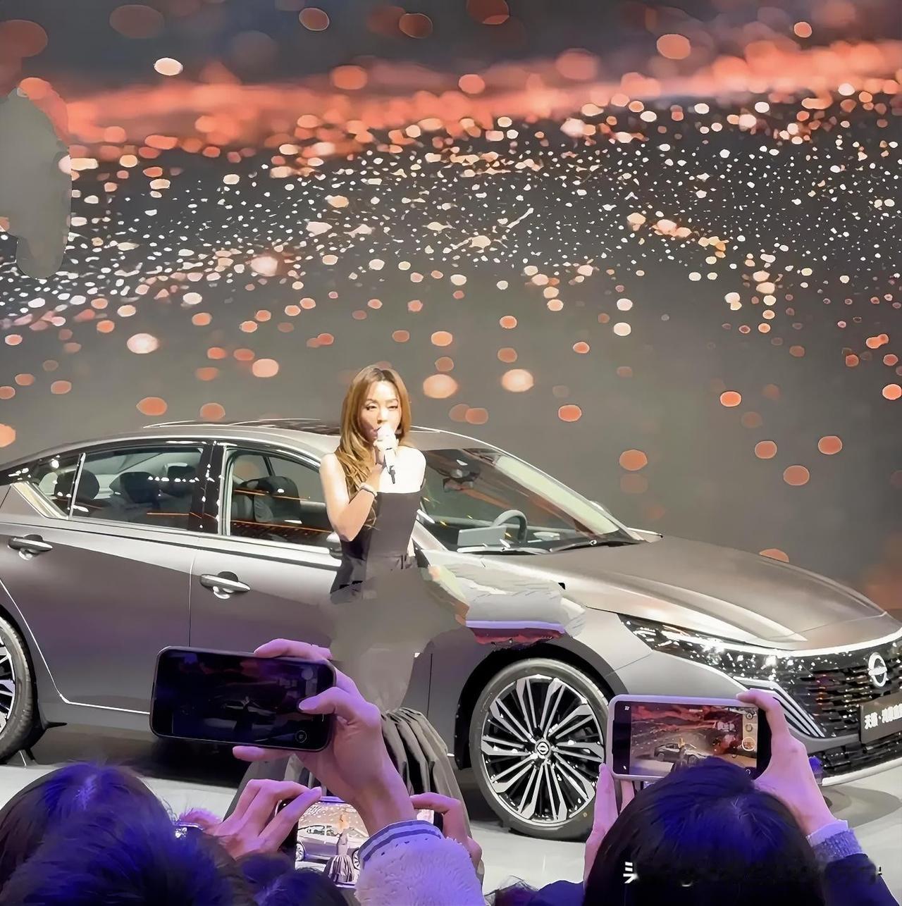 在日系车的车展上，张靓颖用一首华为的《我的梦》助唱，似乎不太合适吧。
    《