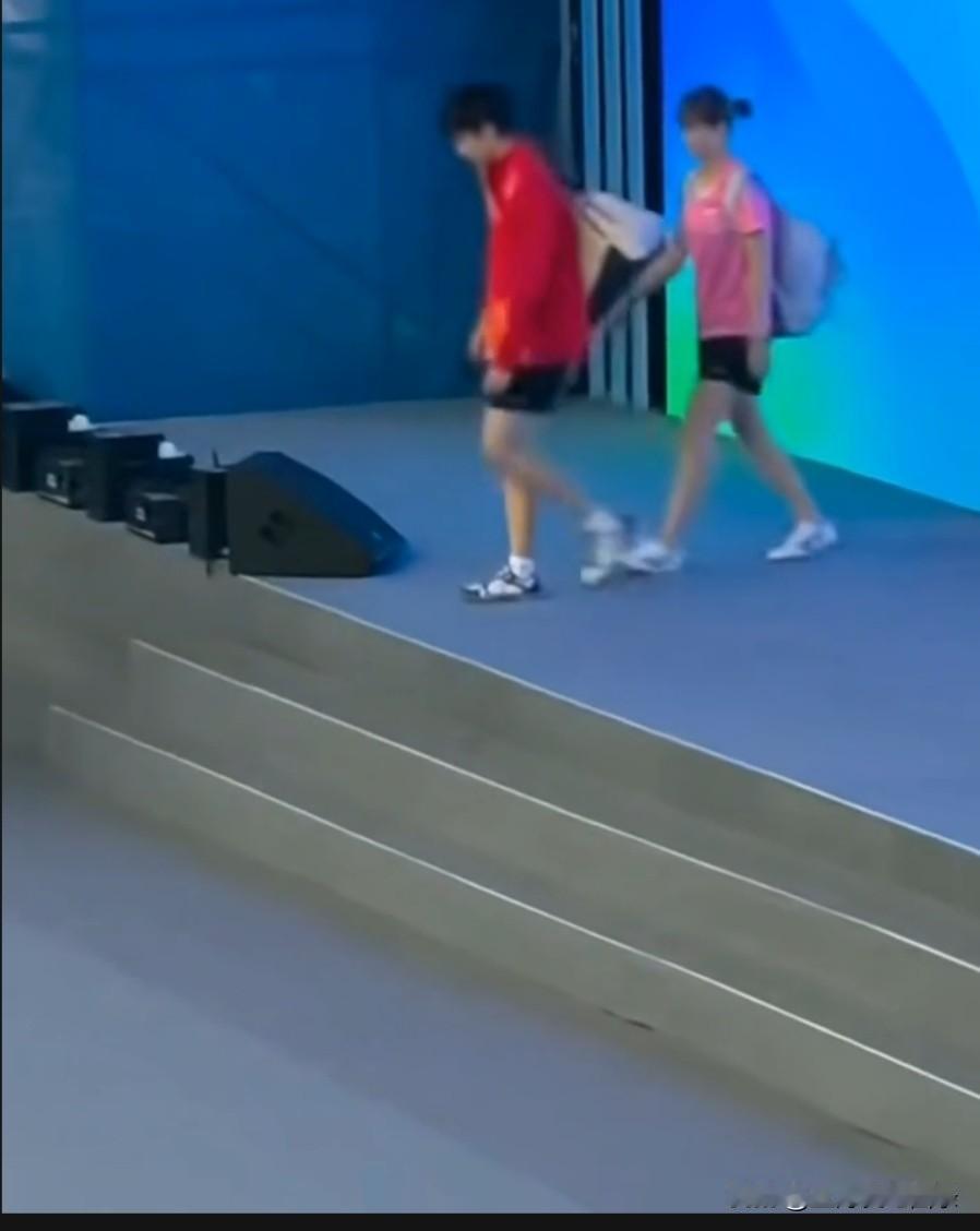 关爸和杨爹说真暖心，不愧是从小就带着俩孩子的。
今天混双入场，林高远和刘炜珊都自