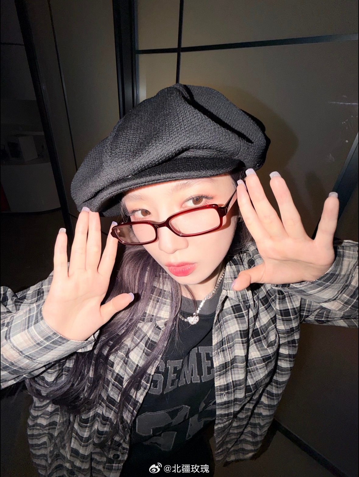 孟美岐恋爱明星同样需要自在的生活，偷 拍 行 为 让 人 反 感。多关注孟美岐的
