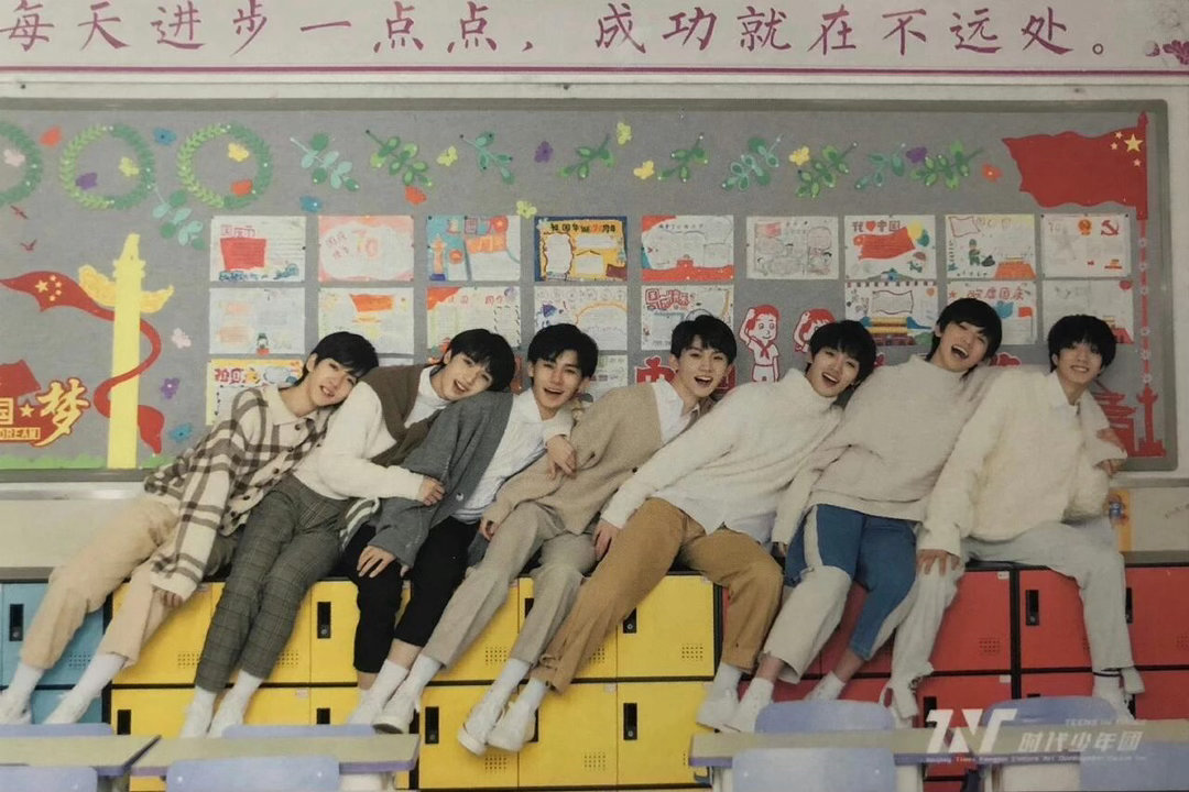 时代少年团痛机 手机壳是蛋团亲手画的？每一个涂鸦都细节满满，这颜值真的可以。自己