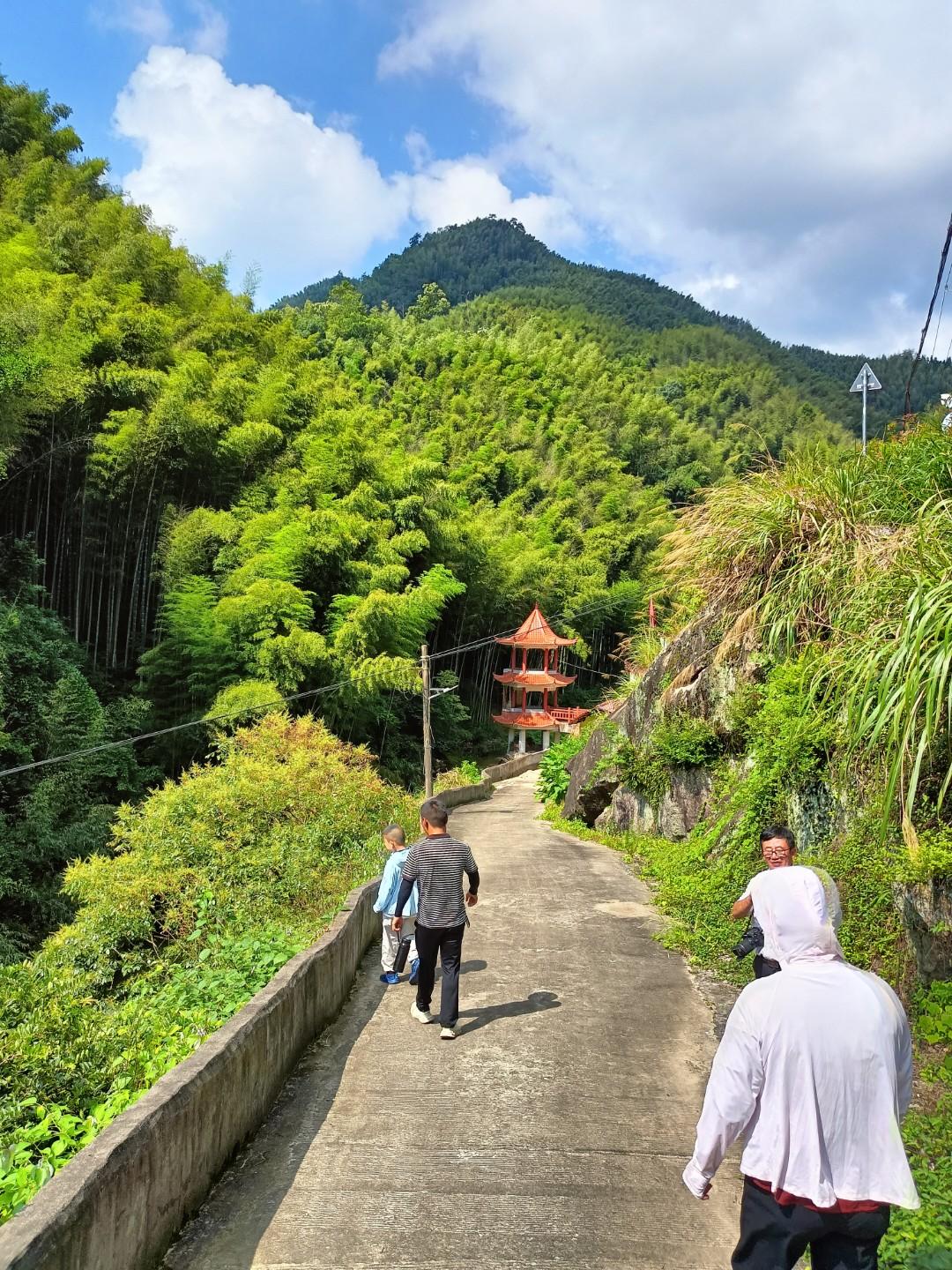 心正路宽，安然余生
 
人之立身，最贵在心。一个人的真正端正，从来不在于外在言行
