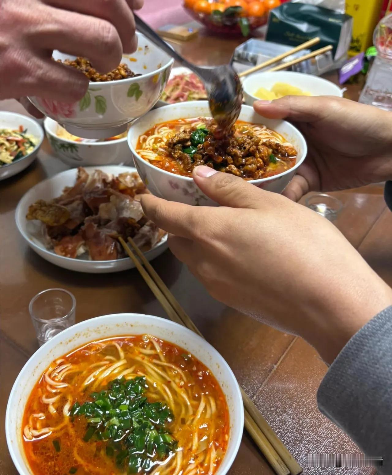 女孩子结婚一定要擦亮眼睛。
女孩找的男友是甘肃平凉的，五一结婚，亲戚千里迢迢参加