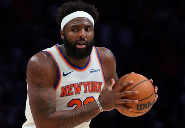 NBA总决赛，马刺主场对阵尼克斯的第二场比赛中，出现了奇葩又搞笑的一幕。
尼克斯