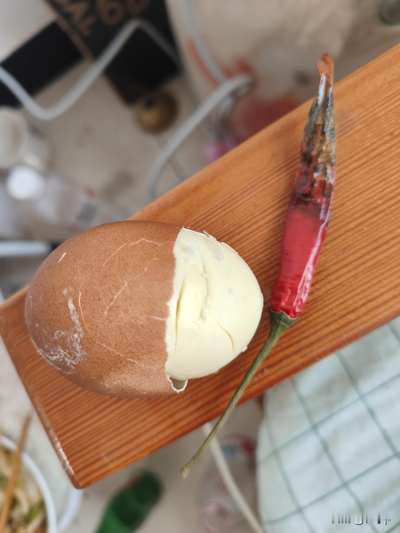 都2025年了竟然还有假鸡蛋
这种鸡蛋的明显特征就是蛋黄太假
虽说外表不好分辨出