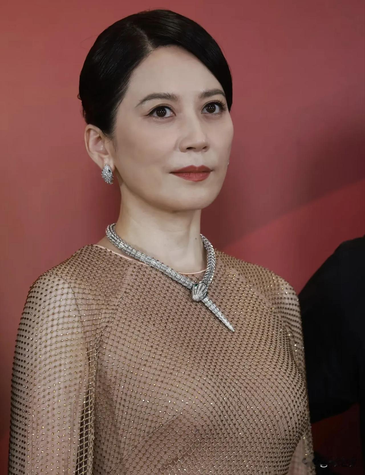 中国娱乐圈其实很怪的，因为网友们一面倒捧又或者是一面倒杀，而被捧的有刘亦菲，朱珠