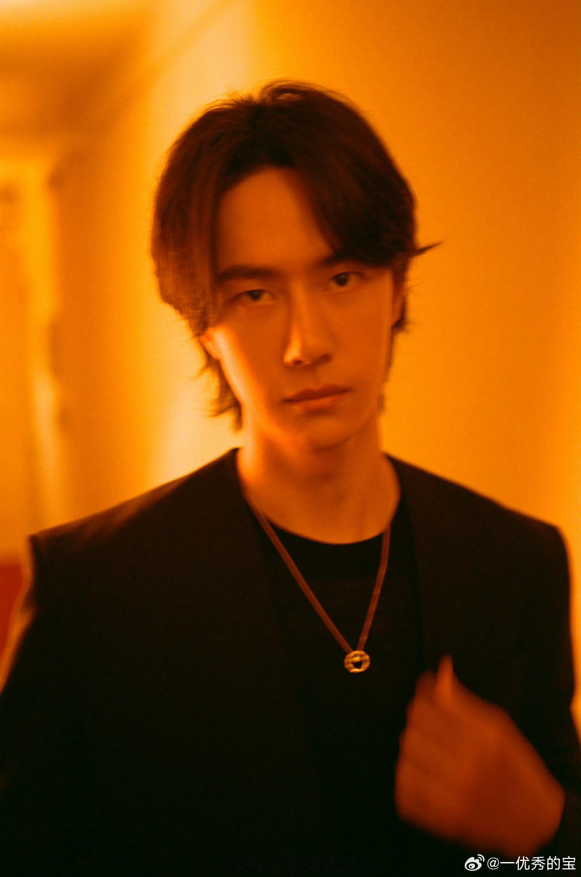 啊！好有侵略性的眼神！与他对视一眼，我已深陷其中！ ​​​