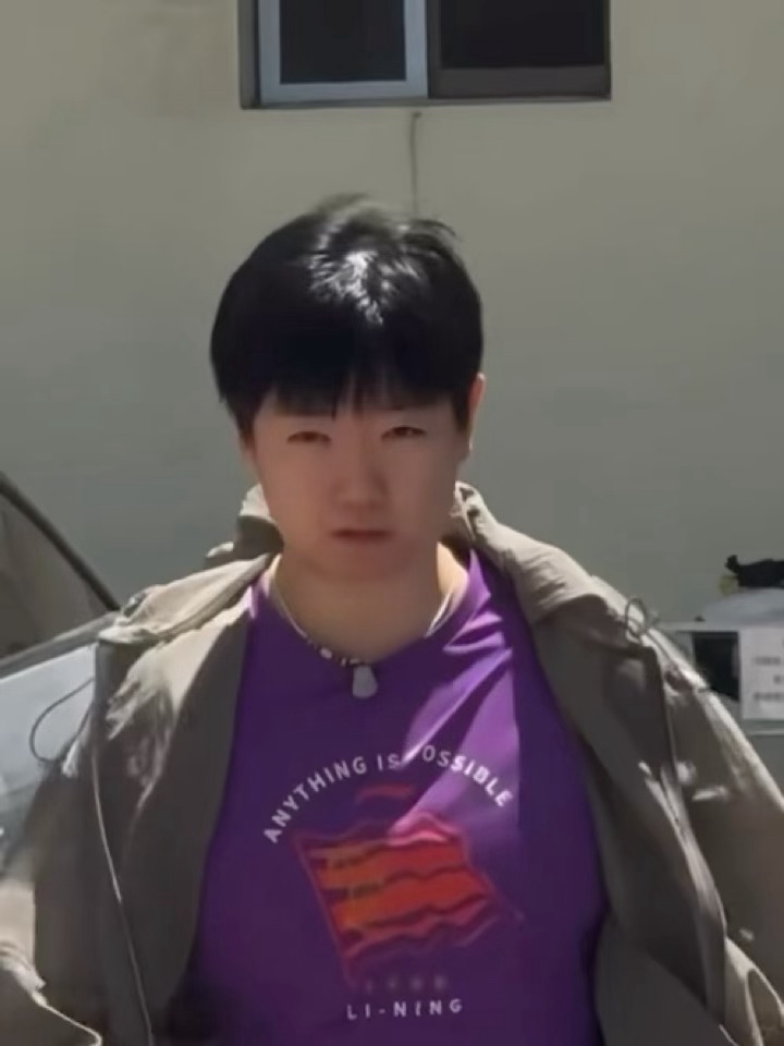 刘海被吹成中分的宝宝