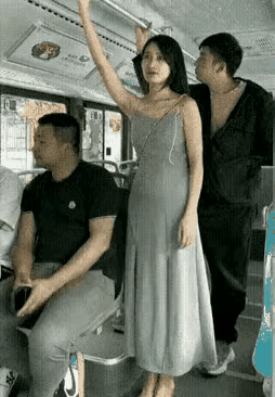 想必各位友友
都坐过公交车
也碰到过视频里
这种尴尬局面
公交车急刹车
人会向前