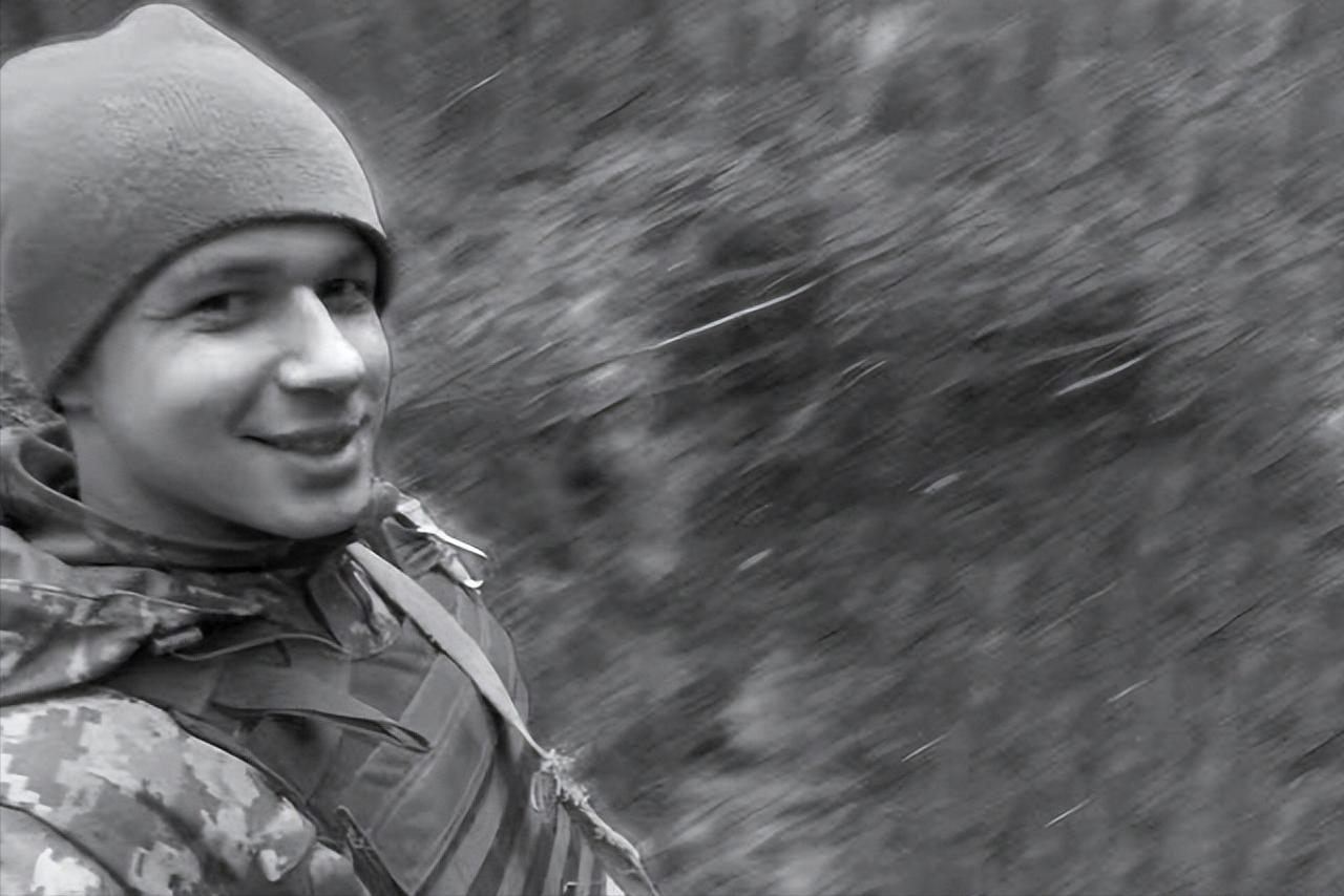 俄乌战争乌克兰第一个英雄称号获得者，这名乌军士兵确实是很有胆色，在俄军大批装甲集