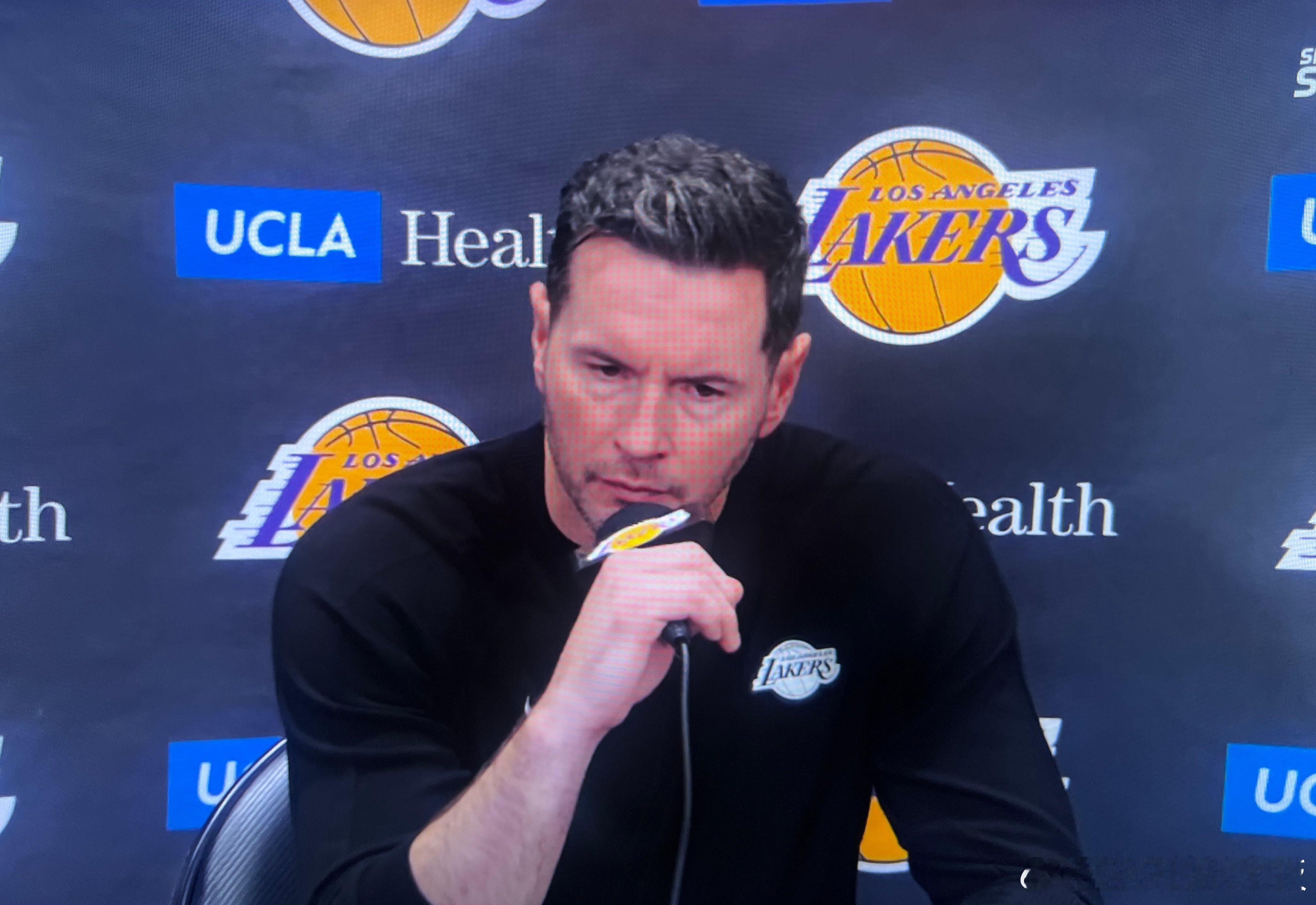 雷迪克表示，湖人今天在退防方面做得并不好。他还补充，目前对球队来说，最难做到的就