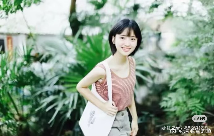 沈月的盘文凭不会差丁丑 壬寅 庚子，壬丁合食神合正官，认识一个类似配置的也是出身