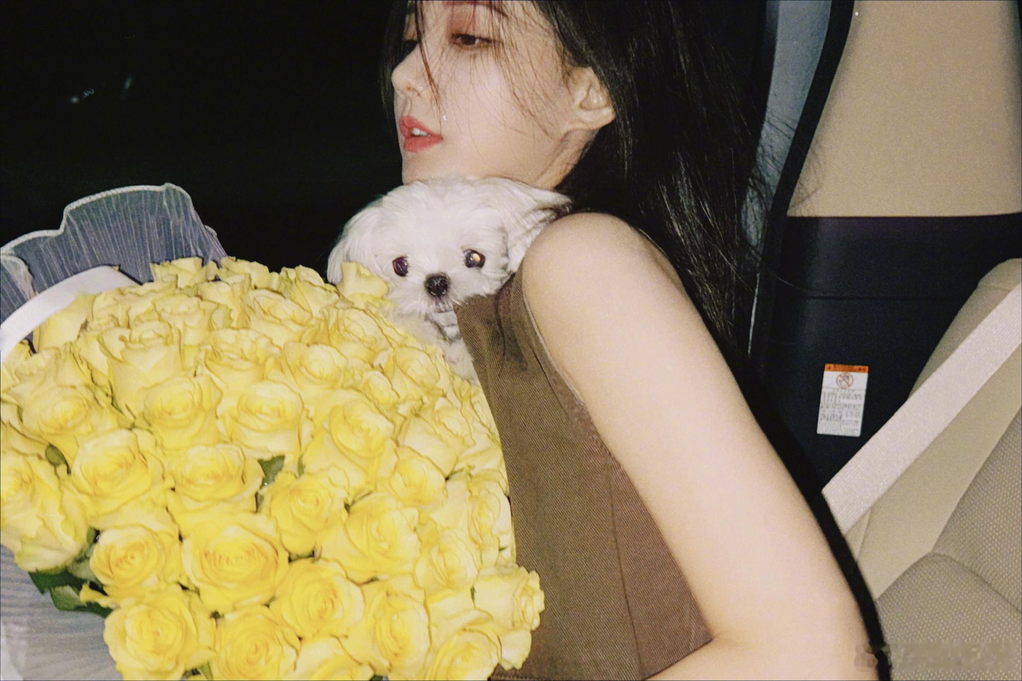 #李一桐紧急撤回一个直播事故# 桐姐真的很喜欢拍照呢 ​​​
