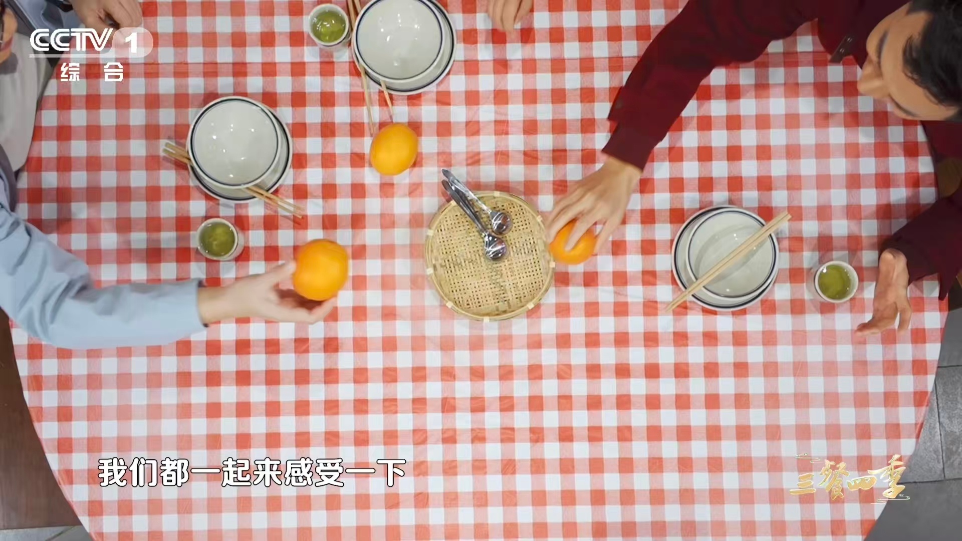 一个勺子30秒剥橙子 以前剥橙子总是汁水横流，学了江西人这招，勺子一撬一划，30