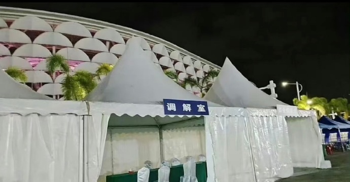 TF家族新音 调解室 新音场外设置了调解室 有网友拍到TF家族新音场外设置了调解