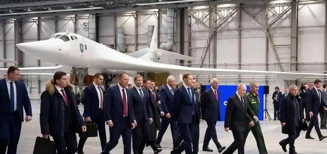 普京参观图-160制造厂，出现罕见一幕：够中国至少追赶二十年。

喀山制造厂四架