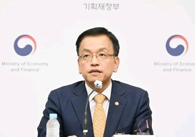 15天之内，韩国两位总统“停职”，都去宪法法院排队“听候发落”。
今年预期不会有