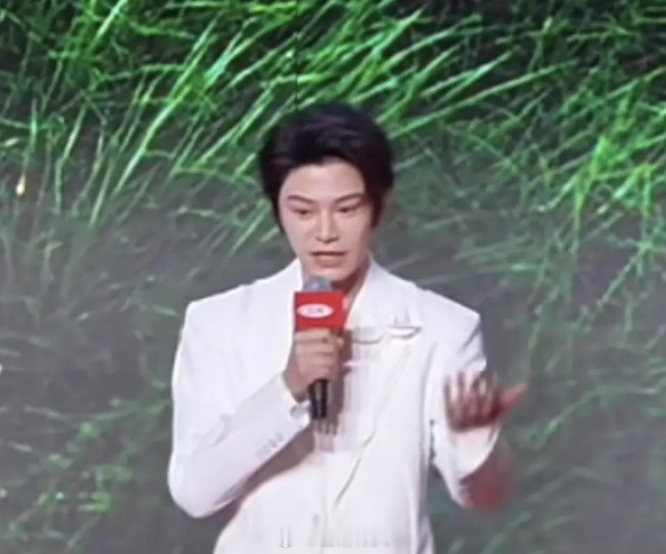 怪事儿，怎么只审判女明星肿肿 明明男的也肿肿😠 