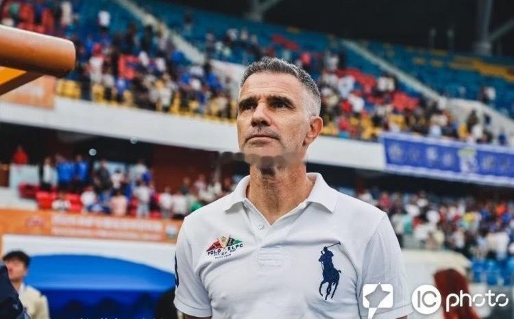 梅州客家官方：主教练吉诺因个人原因辞职 总经理张效暂代其职位北京时间4月26日，