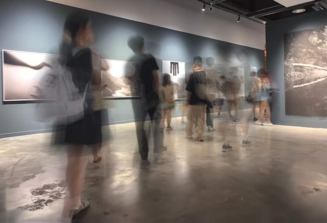 走进成都当代影像馆
和成都美术馆
图文：迟阿娟
夏日生活打卡季