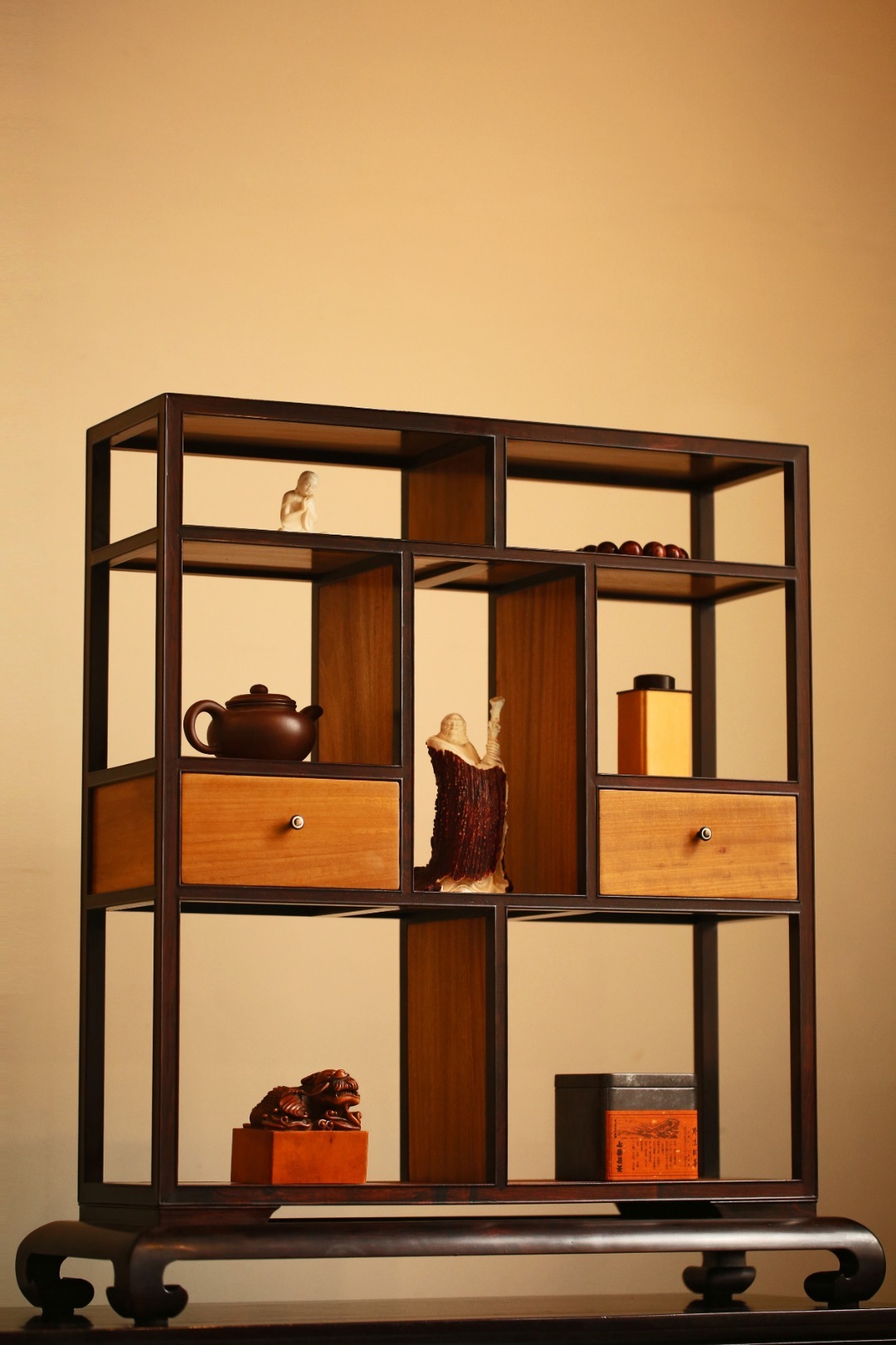 紫光檀+金丝楠 【亭轩】置物架整器采用紫光檀嵌金丝楠而制，大气美观。榫卯精工，置