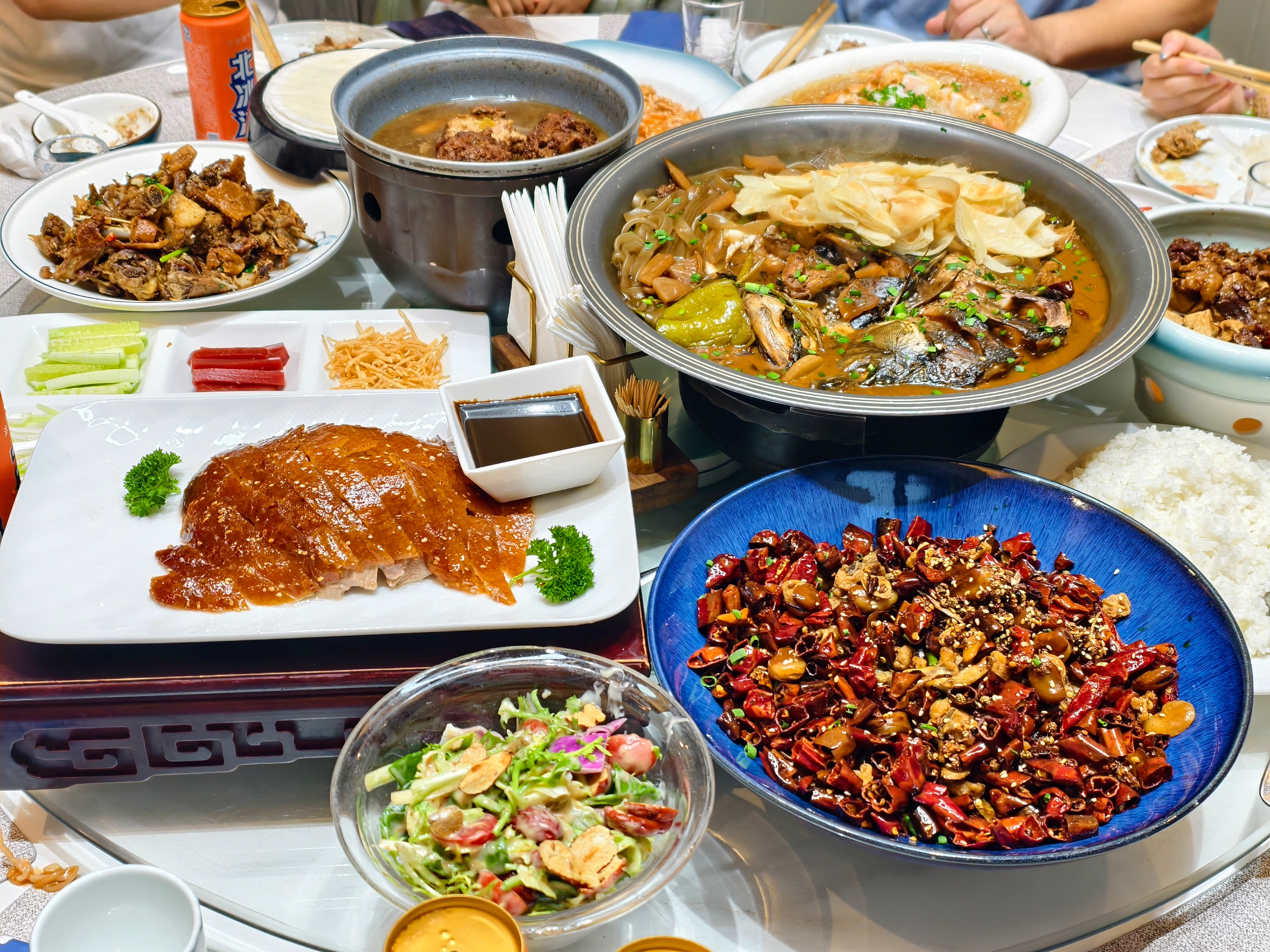 这么近那么美，周末来河北。今天和宝强一起吃个饭[酷] ​​​