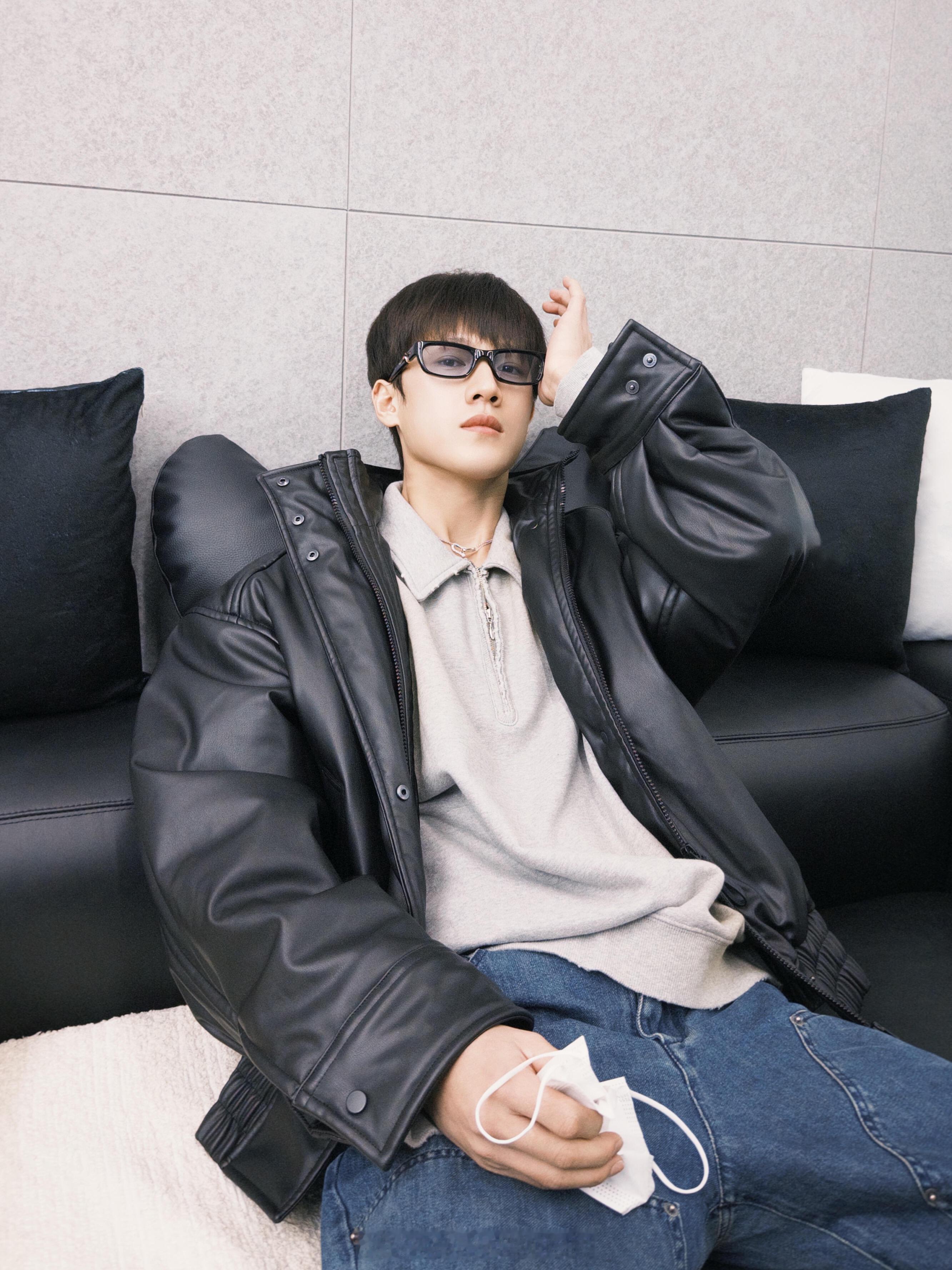 李昀锐今日自拍很帅很满意发现他营业都很用心，巴黎时装周还有致小森林的代办清单燥候