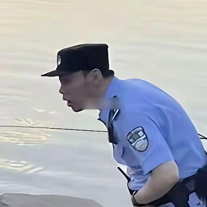 三伏天去江边钓鱼，谁不是备着遮阳帽、冰袖硬扛？
重庆这位大哥直接把我认知刷新了。