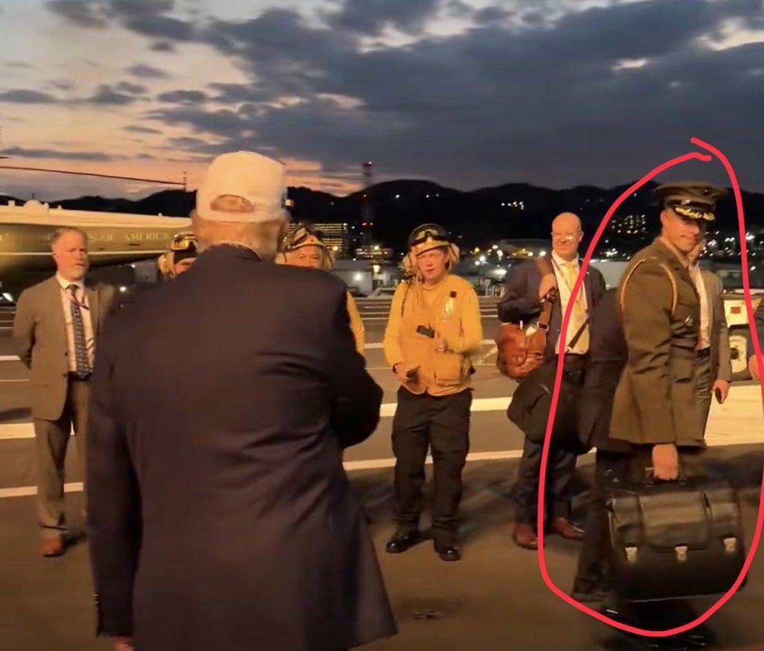 白宫军事助理（负责携带核弹头）在“海军陆战队一号”上始终坐在同一个位置，并佩戴耳